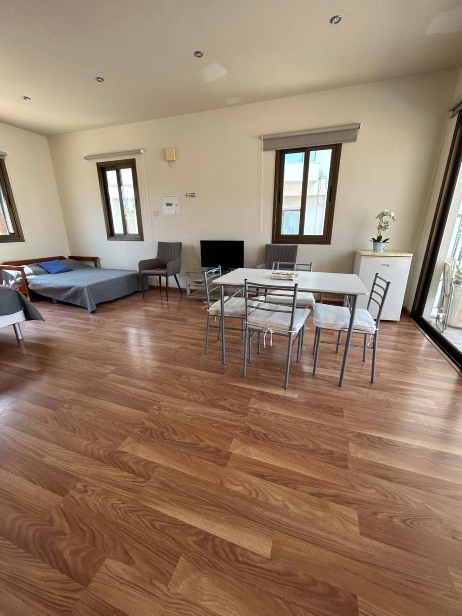 Extremely Comfy Apt With Spacious Private Terrace 10Min Walk To The Beach & In Town Larnaca Exteriör bild